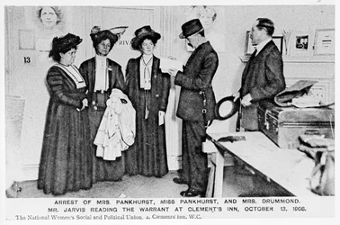 Verhaftung von Mrs. Pankhurst, Miss Pankhurst und Mrs. Drummond. Mr. Jarvis liest den Haftbefehl in Clements Inn, 13. Oktober 1908